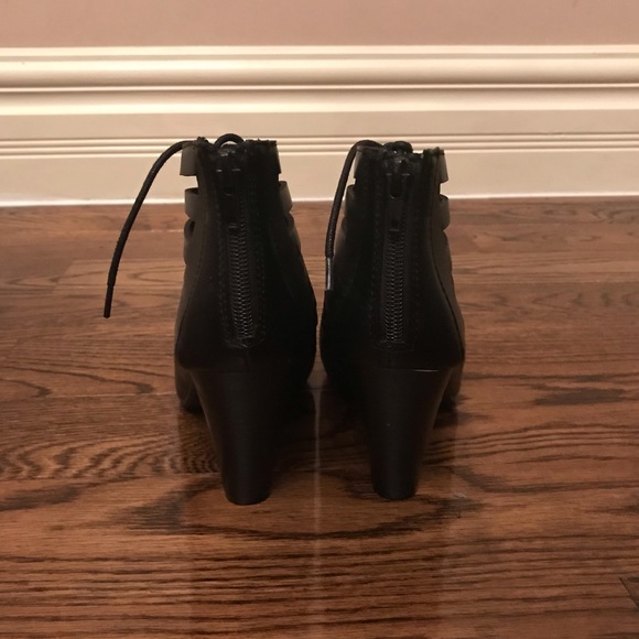 Lace Up Sandals - Picture 3 of 3